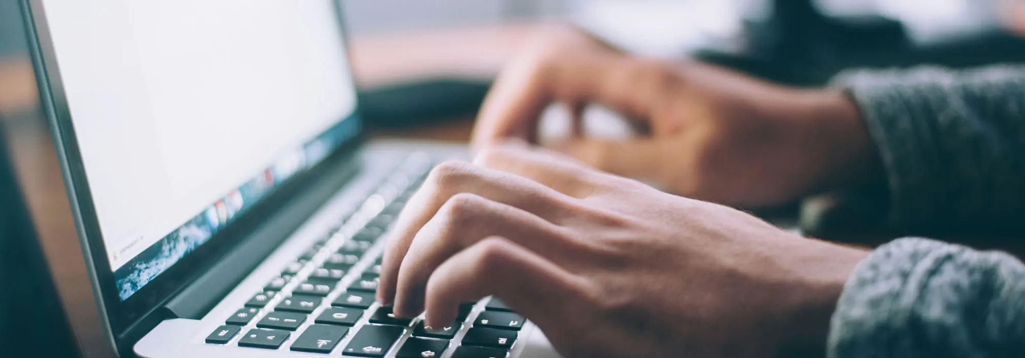 海外リサーチ・権利処理の作業風景